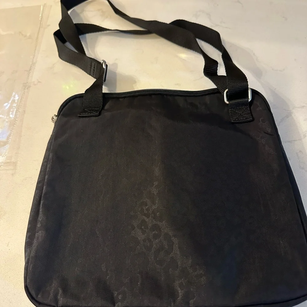 Baggallini Canyon Crossbody Bag Black Cheetah‎ Emboss Pockets Organization